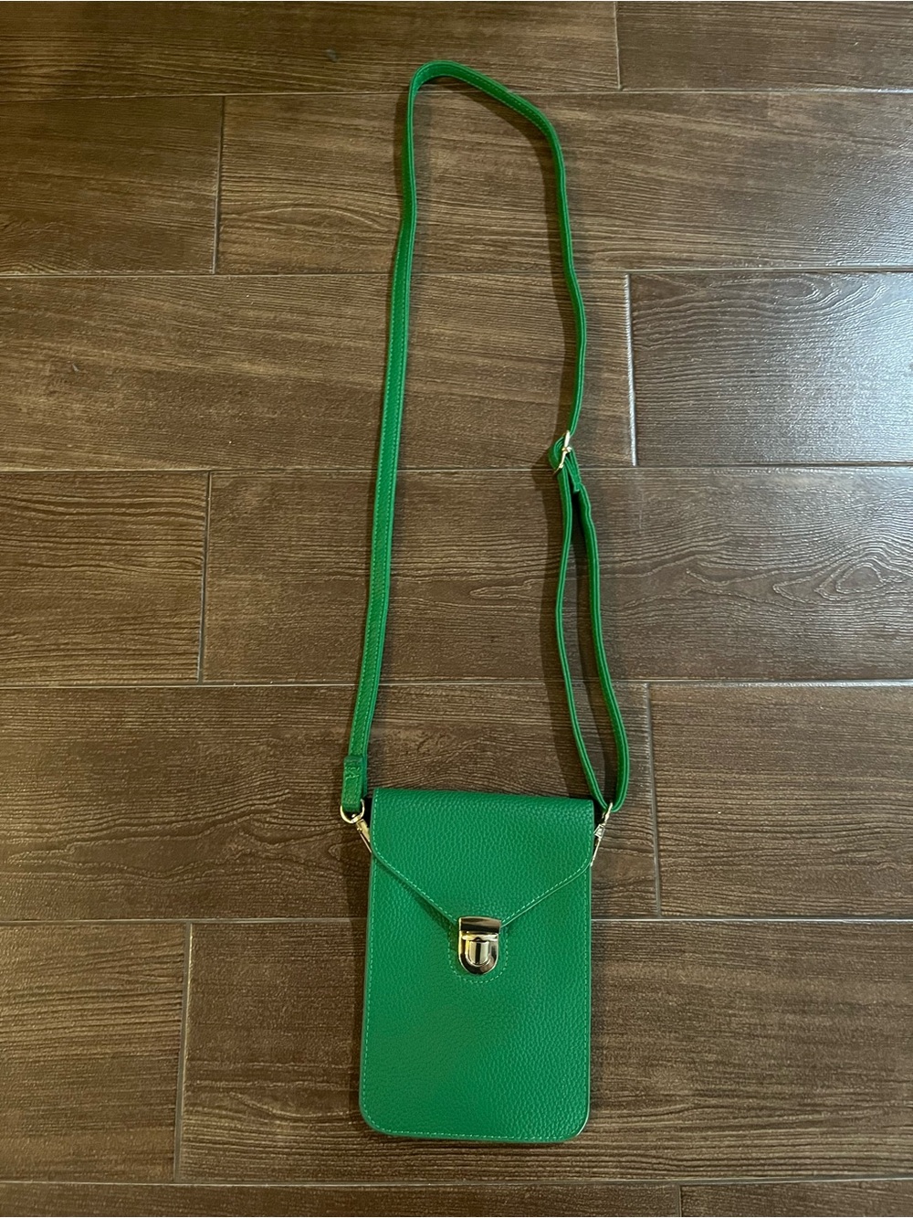 Fabriano Italia Green
Genuine Pebbled Leather
Smartphone Crossbody